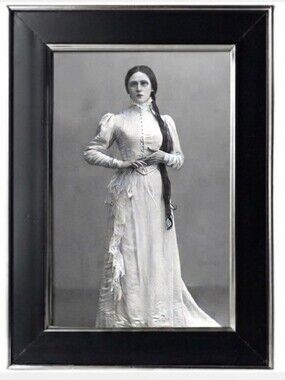 Victorian woman wearing Big dress Beauty vintage Fashion In The Past Oddy Art